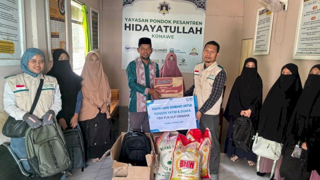 Kepedulian YBM PLN juga hadir di Kabupaten Konawe melalui YBM PLN ULP Unaaha yang menyalurkan bantuan kepada para santri Pesantren Hidayatullah Konawe. (Dok. PLN)