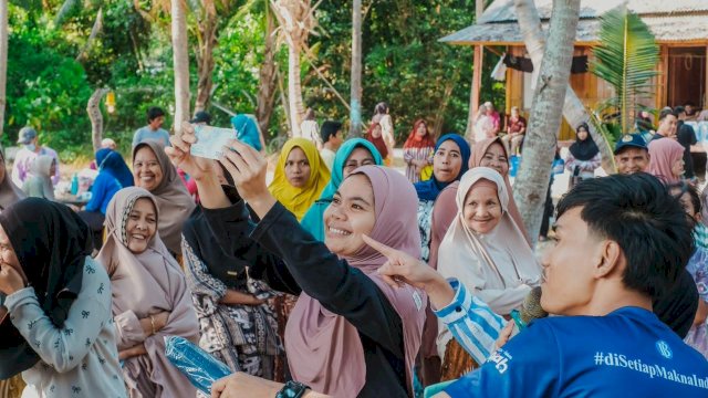 Warga pulau Kapoposang kini bisa mengakses penukaran uang di daerahnya. (Dok. BI Sulsel)
