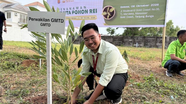Penanaman pohon Tabebuya di Kawasan Tanjung Bunga. (Dok. GMTD)