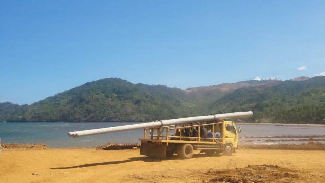 Kendaraan Truk melakukan pelansiran tiang menuju titik lokasi pemancangan tiang di Kecamatan Laonti. (Dok. PLN)