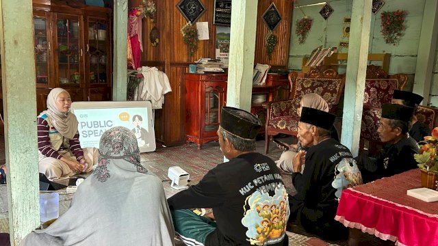 Suasana hangat dan penuh kekeluargaan, Pelatihan Public Speaking oleh relawan YBM PLN UID Sulselrabar kepada UMKM Binaan di desa Jangan-Jangan Kabupaten Barru. Semangat belajar tidak terbatas pada tempat, dan pemberdayaan masyarakat dapat dilakukan dengan cara yang dekat dan sederhana. (Dok. PLN)