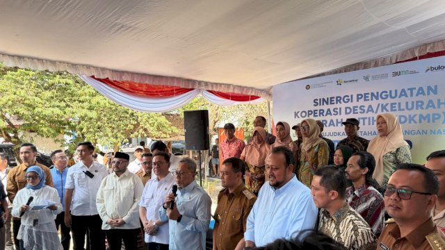 Menteri Koordinator Bidang Pangan,  Zulkifli Hasan (kelima dari kanan) saat melakukan pemantauan operasionalisasi Koperasi Desa/Kelurahan Merah Putih (KDKMP) di Baki, Sukoharjo, Jawa Tengah, Selasa (13/10). Sebagai salah satu program unggulan Presiden Republik Indonesia, KDKMP diharapkan menjadi wadah pengembangan ekonomi kerakyatan di tingkat desa dan kelurahan yang memberikan manfaat langsung bagi masyarakat. (Dok. PLN)