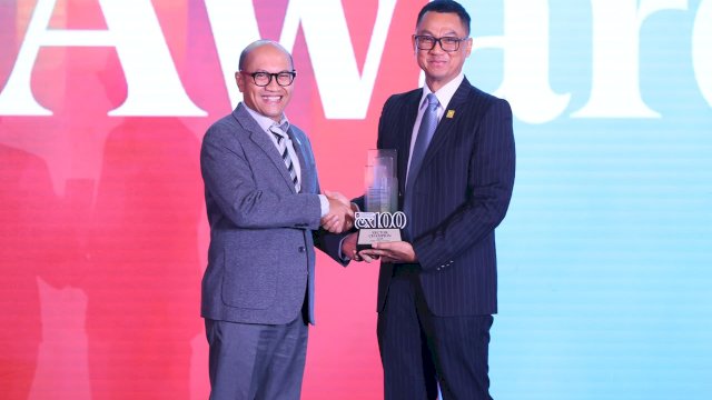 Managing Director Business 2 Danantara Asset Management, Setyanto Hantoro (kiri) saat memberikan penghargaan kepada PLN, yang diwakili Direktur Utama PLN, Darmawan Prasodjo (kanan) sebagai Sector Champion pada kategori Energy & Public Utilities pada ajang Danantara Indonesia CX100 Award 2026 yang diselenggarakan di Jakarta, Selasa (13/10). Selain capaian tersebut, PLN juga berhasil menempati posisi Runnur Up dalam daftar 100 Badan Usaha Milik Negara (BUMN) dengan layanan terbaik. (Dok. PLN)