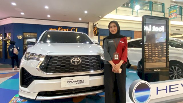 Azizah, Sales Executive Kalla Toyota saat ditemui harian.news digelaran Toyota Auto Show 2026 yang belangsung di MaRI. (Dok. Gita/HN) 