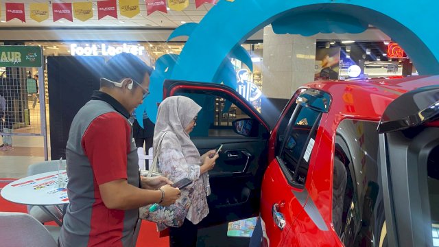 Salmia saat mengecek eksterior dan interior New Raize GR Sport di MaRI. (Dok. Gita/HN)