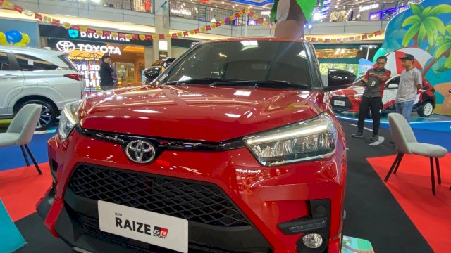 Pengunjung MaRI, Ical saat berkunsultasi dengan sales di lokasi event Toyota Auto Show 2026. (Dok. Gita/HN)