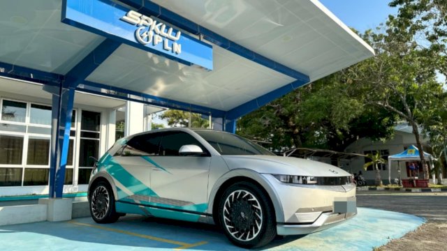 Pengguna EV sedang melakukan pengisian daya di SPKLU PLN. (Dok. PLN)