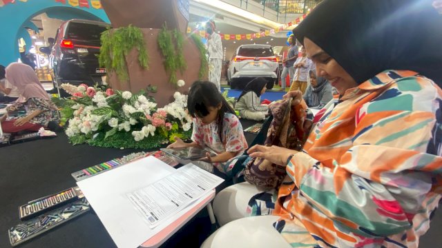 Dewi mendampingi sang anak mengikuti lomba menggambar di MaRI. (Dok. Gita/HN)