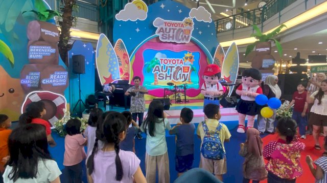 Ardan & Caka sedang menghibur anak-anak yang datang meramaikan Toyota Auto Show 2026 di MaRI. (Dok. Gita/HN)