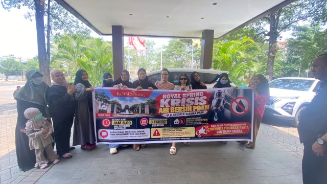Emak-emak demo tuntut air bersih di Cluster Sakura Park Royal Spring. (Dok. Gita/HN)