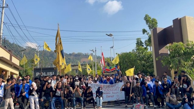 Demonstrasi dalam rangka menyambut pimpinan baru tersebut di depan Kantor Polda Sulawesi Barat Kamis (8/10/2026).&nbsp;Foto PMII Mamuju