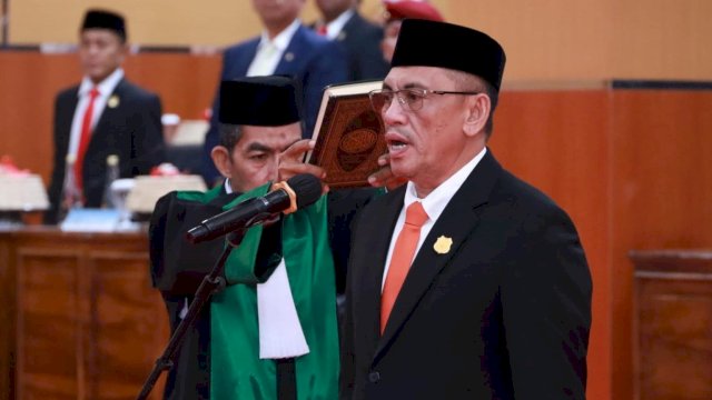 pengambilan sumpah dan janji jabatan Ketua DPRD dipimpin oleh Ketua Pengadilan Negeri Bulukumba, Ernawaty, SH, MH. Harian.News/HO-Humas DPRD Bulukumba 