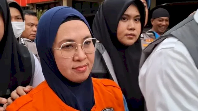 Mantan Bupati Gowa Sitti Husniah Talenrang (tengah) digring pemyidik untuk menjalani masa penahanan 20 hari di Rutan Polda Sulsel, Jalan Perintis Kemerdekaan Makassar, Sulawesi Selatan, Senin (26/10/2026). ANTARA/Darwin Fatir