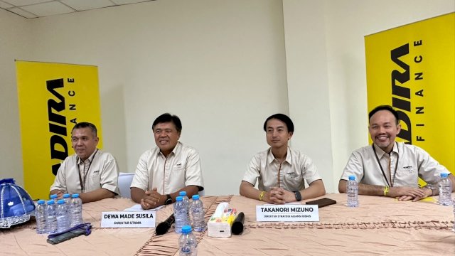 Pimpinan Adira Finance saat menghadiri Mini Media Ghatering Adira Finance di Makassar. (Dok. Gita/HN)