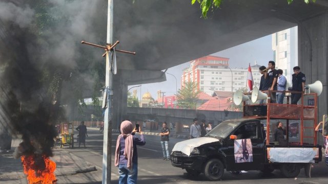 PBHI Sulawesi Selatan saat aksi di jalan Flay Over Pettarani Makassar. Dok Harian.News 