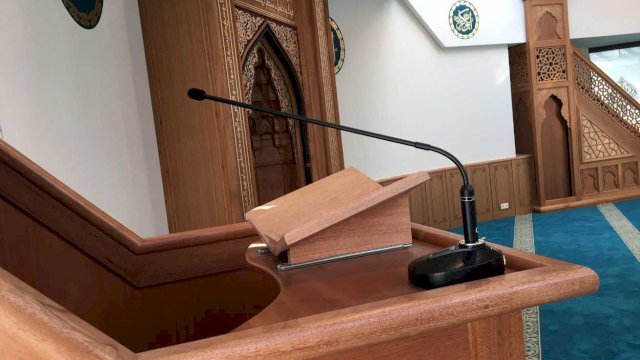 Ilustrasi mimbar dakwah. Etika, integritas, dan tanggung jawab moral menjadi bagian penting dalam menyampaikan pesan keagamaan ||(Kredit foto:AI@harian.news) 