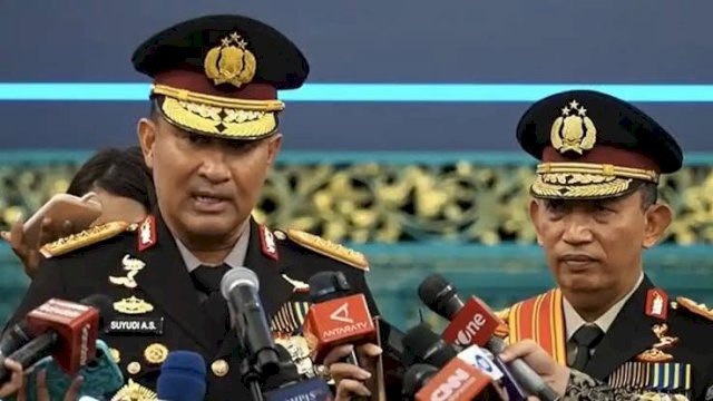 Kapolri Jenderal Suyudi Ario Seto didampingi Jenderal Listyo Sigit Prabowo. Dok IST