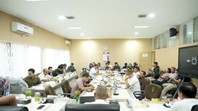 Suasana rapat Komisi D DPRD Sulsel bersama pemenang tender multiyears project senilai Rp2,5 triliun untuk APBD 2025 hingga 2027 mendatang. DOK Harian.News 