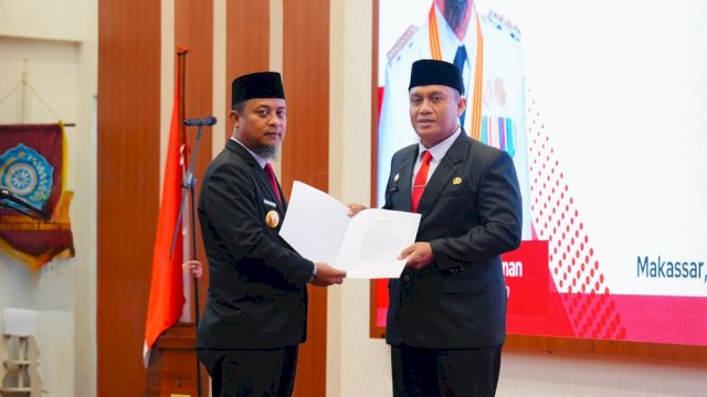 Gubernur Sulawesi Selatan, Andi Sudirman Sulaiman resmi melantik dan mengambil sumpah jabatan Andi Winarno Eka Putra, S.STP., M.H., sebagai Penjabat (Pj) Sekretaris Daerah (Sekda). Harian.News/HO-Pemprov Sulsel 