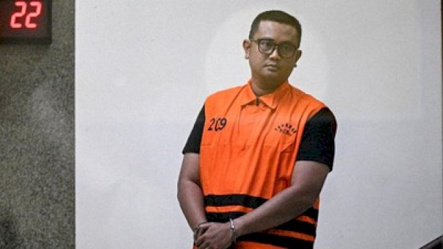 Bupati Klaten Hamenang Wajar Ismoyo berjalan menggunakan rompi tahanan usai menjalani pemeriksaan di Gedung Merah Putih KPK, Jakarta, Jumat (16/10/2026). ANTARA FOTO/FAUZAN