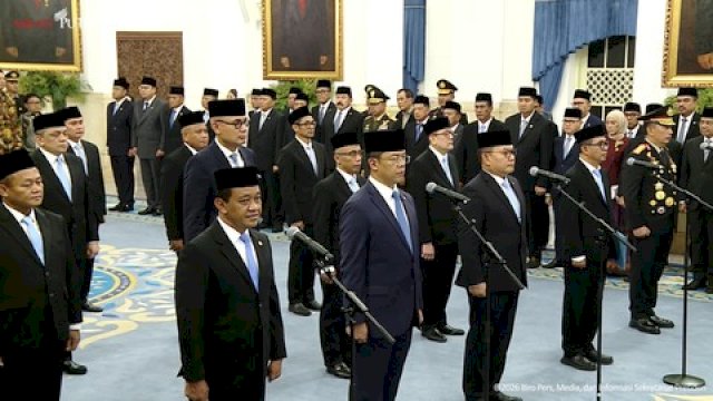 
Presiden Prabowo Subianto melakukan reshuffle kabinet di Istana. Berikut daftar menteri dan pejabat yang dilantik Prabowo.: Tangkapan Layar Youtube Setpres