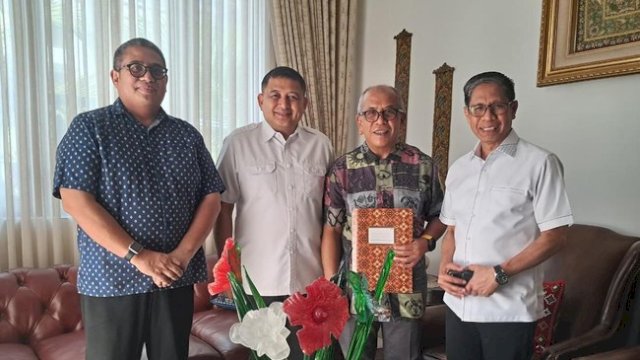 Appi saat menyerahkan surat pengunduran dirinya kepada Ilham Arief Sirajuddin didampingi Selle KS Dalle. Dok IST